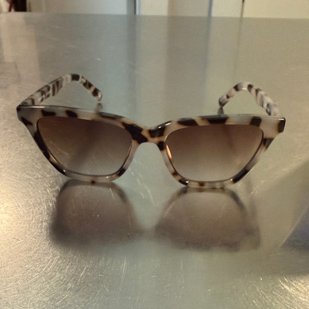 Le Specs Unfaithful Tortoiseshell Cat Eye Sunglasses - Brown Gradient Lenses - Picture 2 of 6